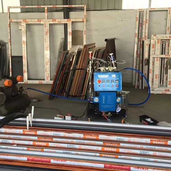 斷橋鋁填充泡沫性(圖2) 小型Q2600D聚氨酯噴涂機(jī)斷橋鋁填充泡沫設(shè)備