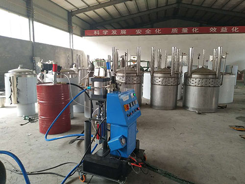 小型聚氨酯噴涂機器(圖1) 小型聚氨酯噴涂機器罐體保溫施工